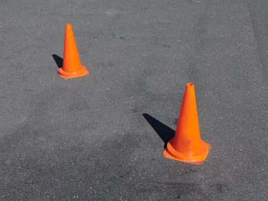 To orange kegler i forbindelse med kørekort hos HBC.