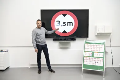 En koerelaerer fra HandicapBilistCentrets specialkoereskole underviser i vejskilte, som er obligatorisk i teoriundervisningen.