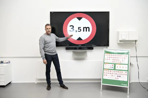 En koerelaerer fra HandicapBilistCentrets specialkoereskole underviser i vejskilte, som er obligatorisk i teoriundervisningen.