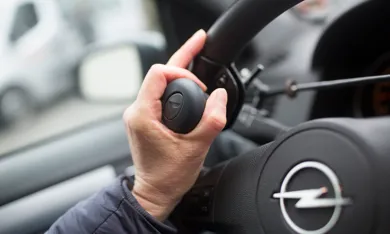 Hånd holder paa et bilret