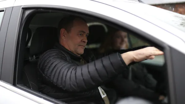 En koerelaerer og en koereskoleelev sidder i en af HBC's biler.