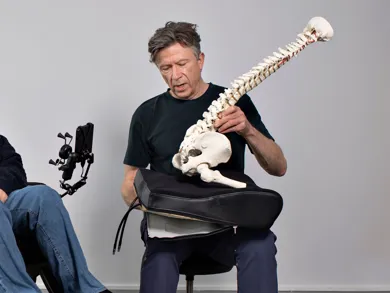 En borger får hjælp til at finde og tilpasse hjælpemidler.